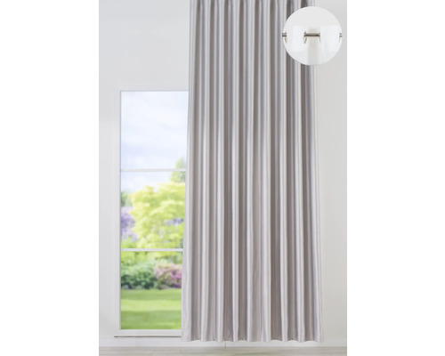 Pohled na okenní prostor se závěsem včetně lemovací pásky