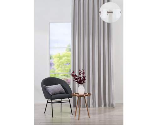 Dekorativní interiér se závěsem, křeslem a odkládacím stolkem pro návrh obývacího pokoje