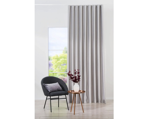 Dekorativní závěs vedle židle a stolu