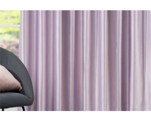 Dekorační šály před oknem a křeslem