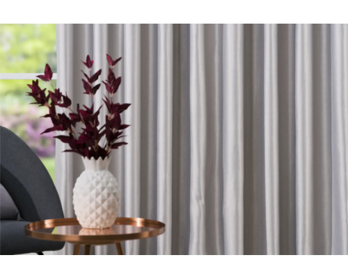 Dekorativní obývací pokoj se závěsem, odkládacím stolkem, křeslem a vázou na květiny