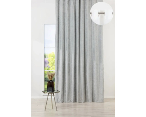 Závěs se závěsem na skládanou pásku před oknem