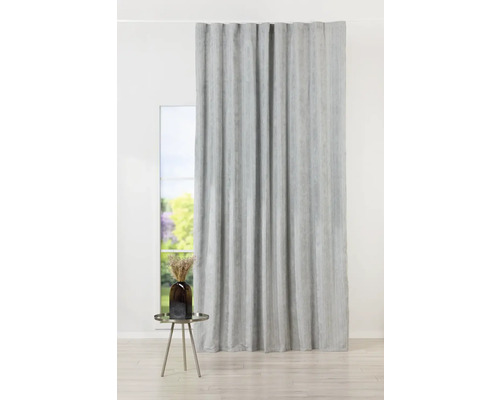 Dekorativní pruhovaný závěs před oknem