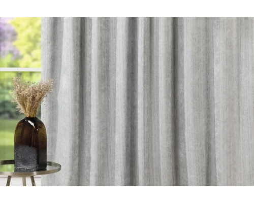 Dekorativní šály se skládací páskou a váza na květiny na odkládacím stolku