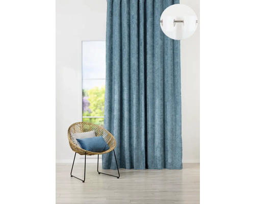 Dekorativní šály se závěsem na řasící pásku před oknem a křeslem