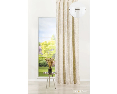 Záclona s potiskem listů před oknem s výhledem do zahrady