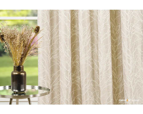 Dekorační látka s rostlinným vzorem vedle stolu s vázou s květinami