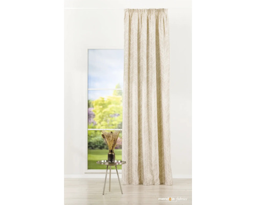 Dekorativní závěs se vzorem před oknem