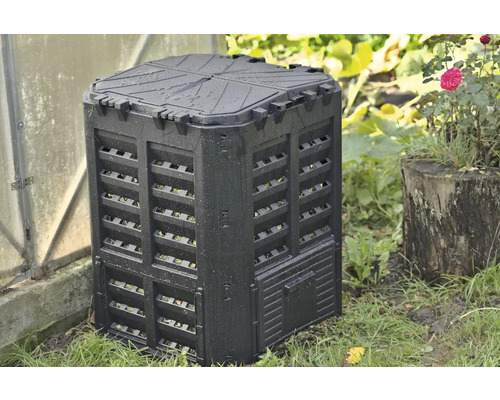 Plastový kompostér na zahradě