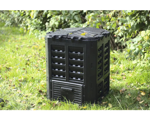 Plastový kompostér na zahradě