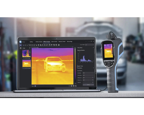 Notebook se softwarem pro analýzu termovizních snímků vedle termokamery