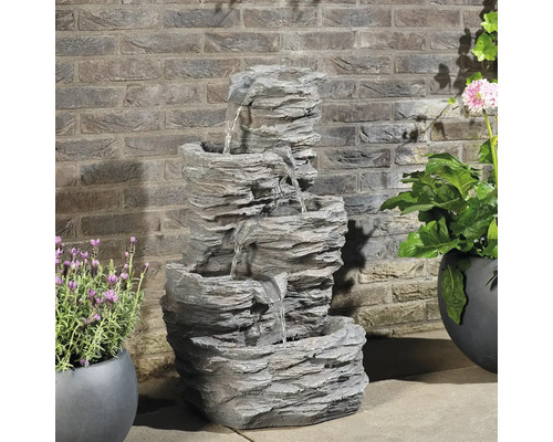 Víceúrovňová zahradní fontána vzhledu skály s vodním tokem