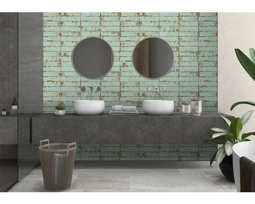 Koupelna s umyvadly, zrcadly a obklady ve vintage stylu