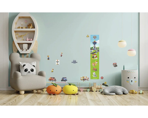 Dětský pokoj s křeslem, regálem, hračkami a samolepkami na zeď s motivy Tlapkové patroly.