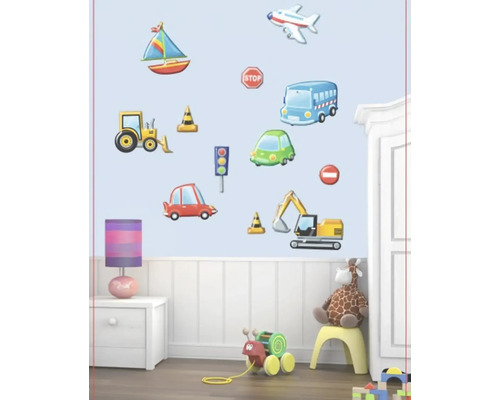 Nástěnná dekorace s motivy vozidel a dopravních značek vhodnými pro děti v dětském pokoji.