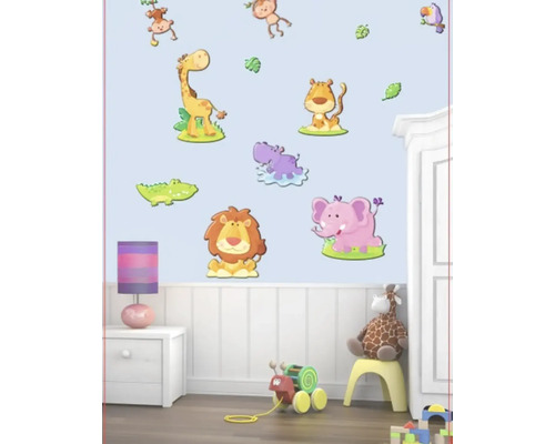 Dětský pokoj se samolepkami zvířat na stěnu, nočním stolkem a hračkami