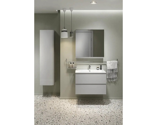 Moderní koupelna s umyvadlem, zrcadlovou skříňkou a vysokou skříňkou na koupelnové potřeby