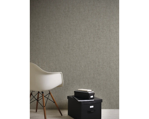 Detail strukturované tapety v místnosti se židlí a úložnými boxy.