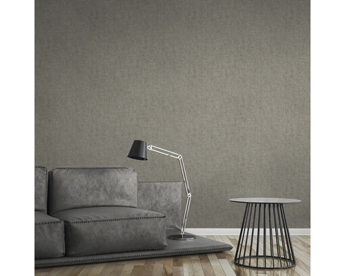 Obývací pokoj s pohovkou, stojací lampou, odkládacím stolkem a hnědou textilní tapetou