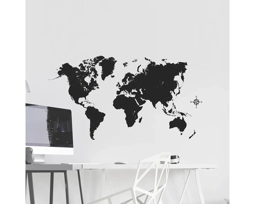 Mapa světa jako samolepka na zeď nad stolem