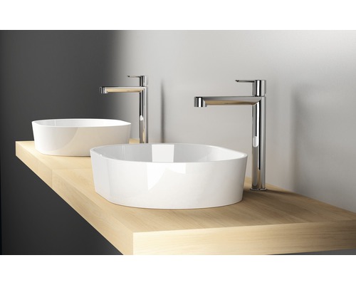 Dvě umyvadlové mísy s vodovodními bateriemi na dřevěném stole