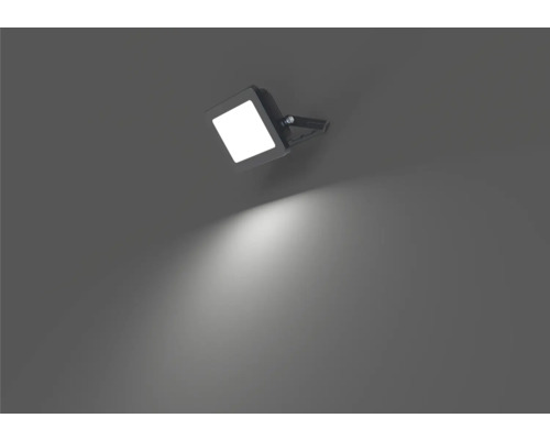Čtvercový LED reflektor na zdi