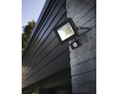 LED venkovní reflektor s pohybovým senzorem na stěně domu