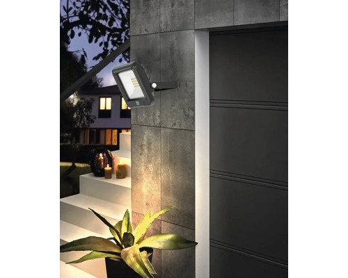 LED venkovní reflektor namontovaný na zdi