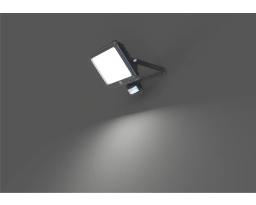 LED venkovní reflektor s detektorem pohybu na zdi
