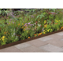 Záhon s kovovým obrubníkem a dlažebními kostkami