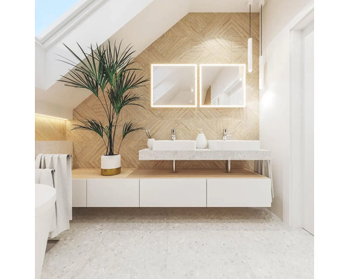 Moderní koupelna s dvojitým umyvadlem, osvětlenými zrcadly a pokojovou rostlinou