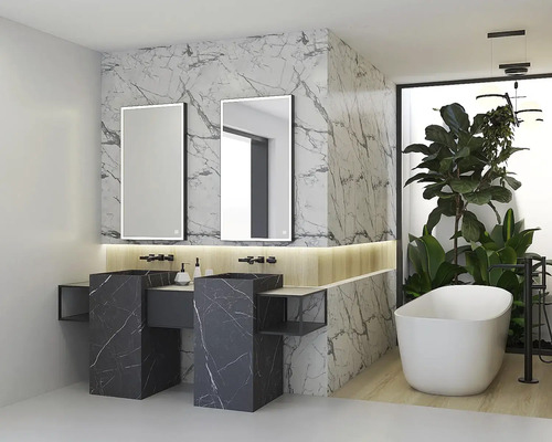 Moderní koupelna s dvojitým umyvadlem z mramoru a osvětlenými zrcadly