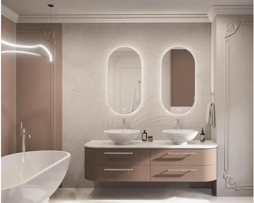 Moderní koupelna s dvojitým umyvadlem, osvětlenými zrcadly a vanou pro světlé a organizované prostředí.