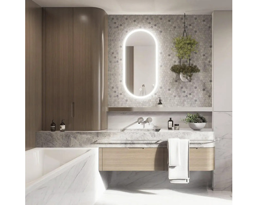 Moderní koupelna s umyvadlem, zrcadlem s osvětlením, vodovodní baterií a úložným prostorem