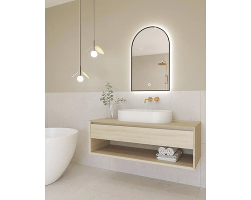 Moderní koupelna s umyvadlem, umyvadlovou mísou, osvětleným zrcadlem a dvěma závěsnými světly