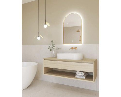 Koupelna s umyvadlovou skříňkou, umyvadlem na desku, zrcadlem a závěsnými svítidly