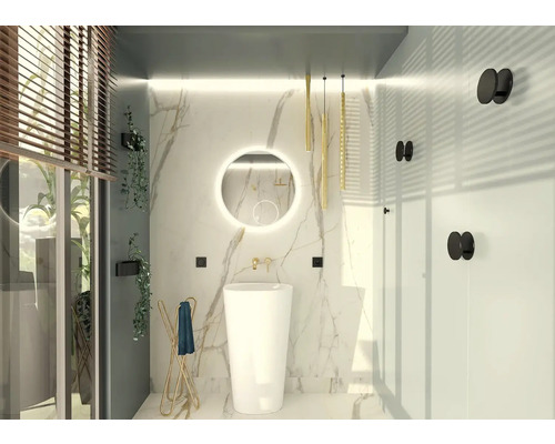 Moderní koupelna s volně stojícím umyvadlem, zrcadlem a držákem na ručníky