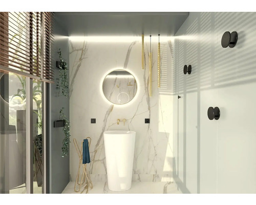 Světlá koupelna s umyvadlem, zrcadlem, držákem na ručníky a rostlinami