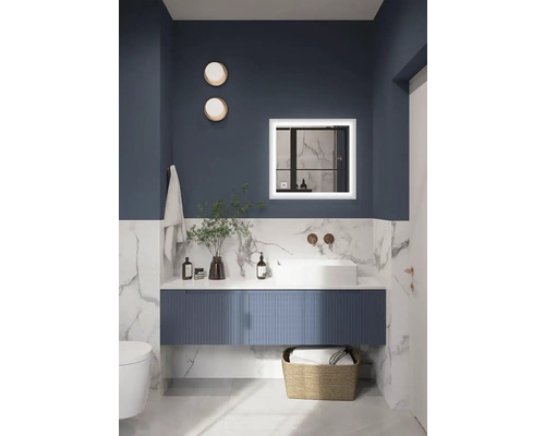 Moderní koupelna s umyvadlem, zrcadlem s osvětlením, toaletou a dekorací