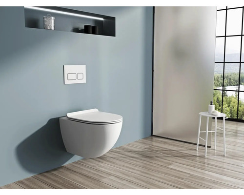 Moderní koupelna se závěsným WC, ovládacím tlačítkem a dřevěnou podlahou.