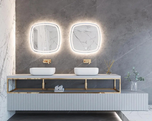 Koupelna se dvěma umyvadly, osvětlenými zrcadly a moderním designem