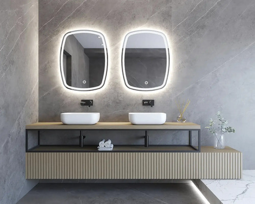 Koupelna se dvěma umyvadly, skříňkou pod umyvadlo a osvětlenými zrcadly