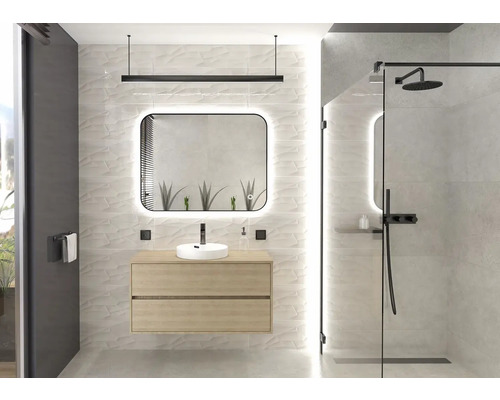 Světlá koupelna s umyvadlem, zrcadlem s osvětlením a sprchou