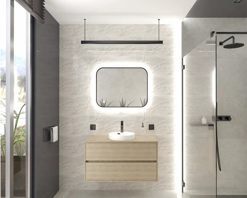 Moderní koupelna s umyvadlem, zrcadlem, osvětlením a sprchou