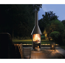 Venkovní prostor s venkovním ohništěm, křeslem a svíčkami pro útulnou atmosféru.