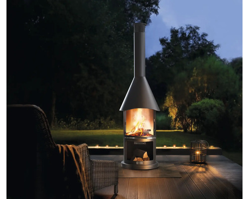 Venkovní prostor s venkovním ohništěm, křeslem a svíčkami pro útulnou atmosféru.