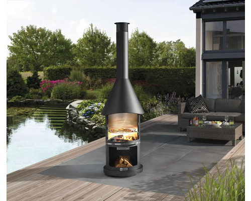 Exteriér s grilovacím krbem a zahradním nábytkem