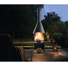 Zahrada s venkovním krbem a palivovým dřevem