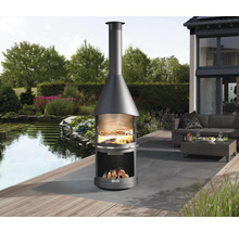 Zahrada s kovovým zahradním krbem, palivovým dřívím a zahradním jezírkem