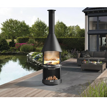 Černý grilovací krb na dřevěné uhlí s dřevem v úložném prostoru venku